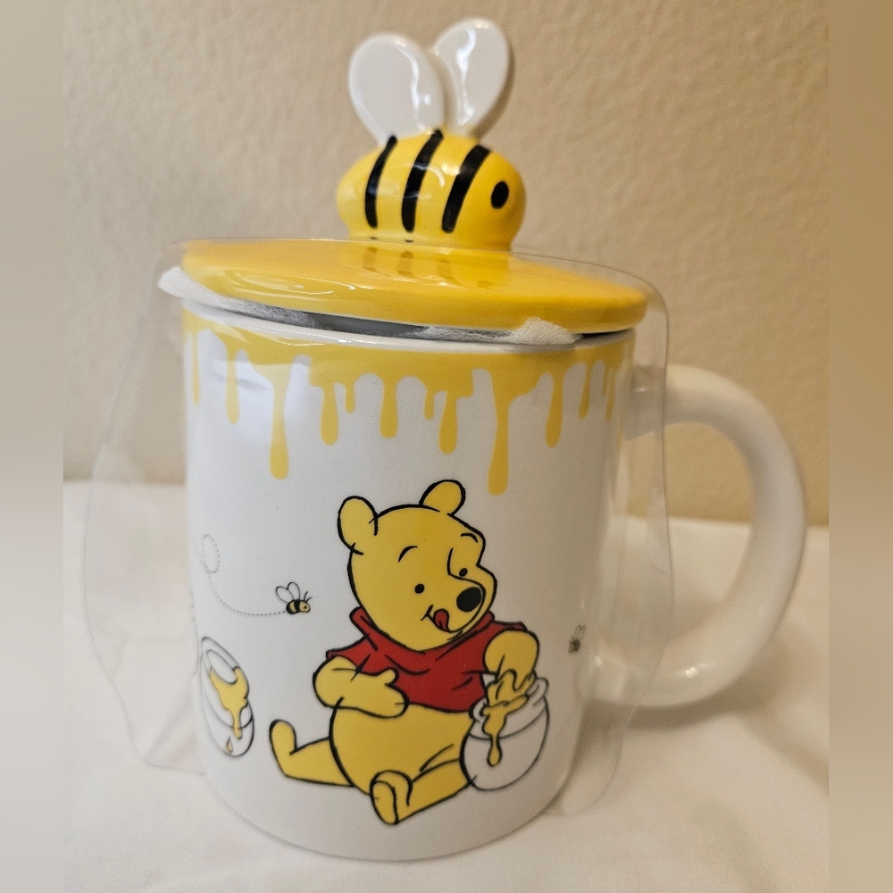 Disney Winnie the Pooh Honey Bee Ceramic Mug with Lid NEW Yellow Drip Design
